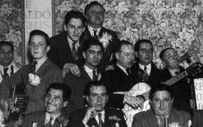 Jorge Montaldo Novella (izquierda) circa 1938 con su guitarra y su pucho cantando, viviendo y sintiendo la música desde niño. Al centro con guitarra, Santiago Jarpa Santa Cruz (centro) padre de Santiago Jarpa Orrego (integrante de Los Veracruzanos y de Los Cóndores)
